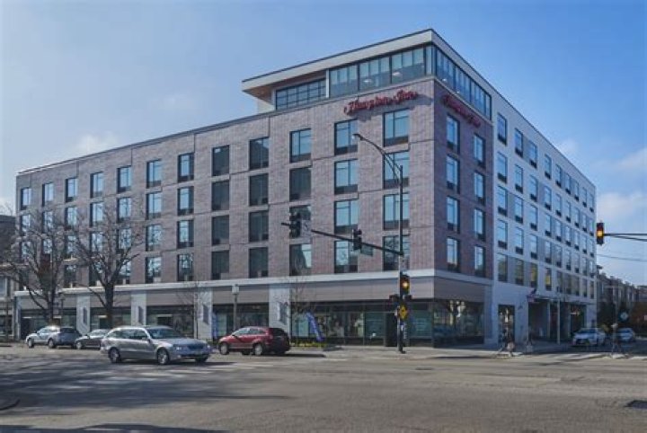 Hampton Inn Chicago North Loyola: Your Premier Stay in the Heart of Chicago
